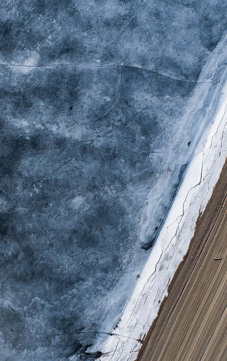 iphone wallpapers A drone view of the dark blue water and the shore in Silverthorne, Colorado, United States. iphone backgrounds